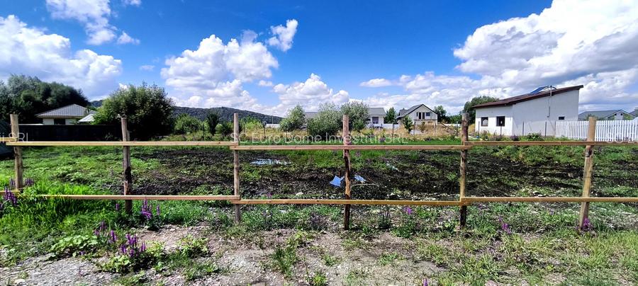 Lot de teren cu toate utilitatile intre case locuite - 9