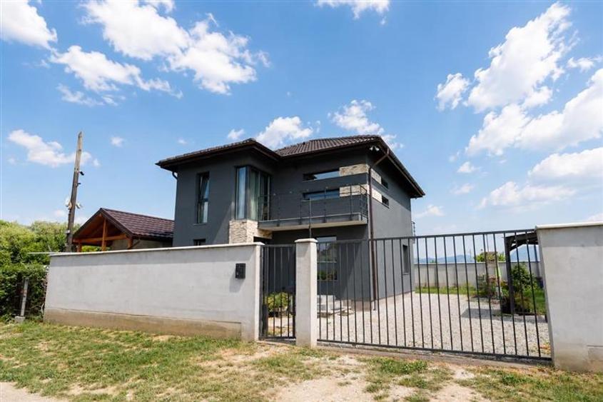 Casa familiala,3 dormitoare,incazire pardoseala,terasa,530 mp teren,Sanpetru, Br