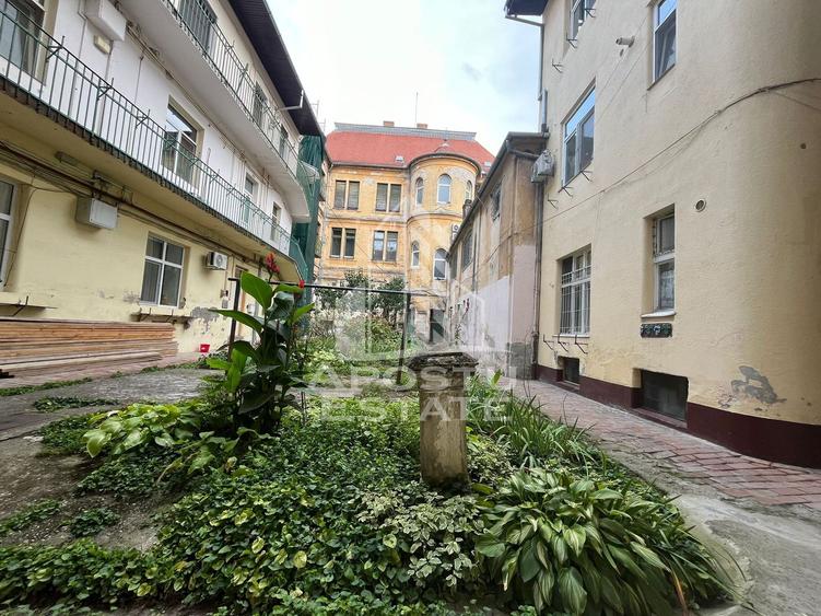 Apartament cu 3 camere, semidecomandat,situat in zona Centrala