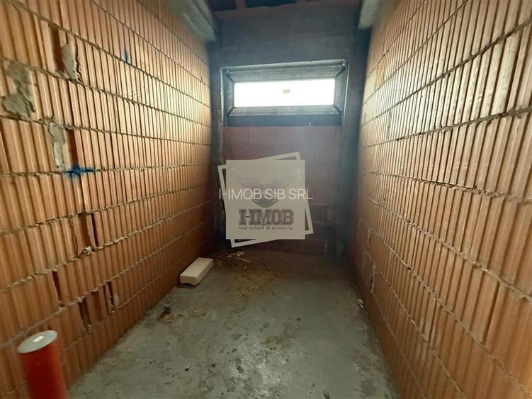 Casa individuala cu 4 camere 3 bai si 390 mp teren in Sura Mica - 14