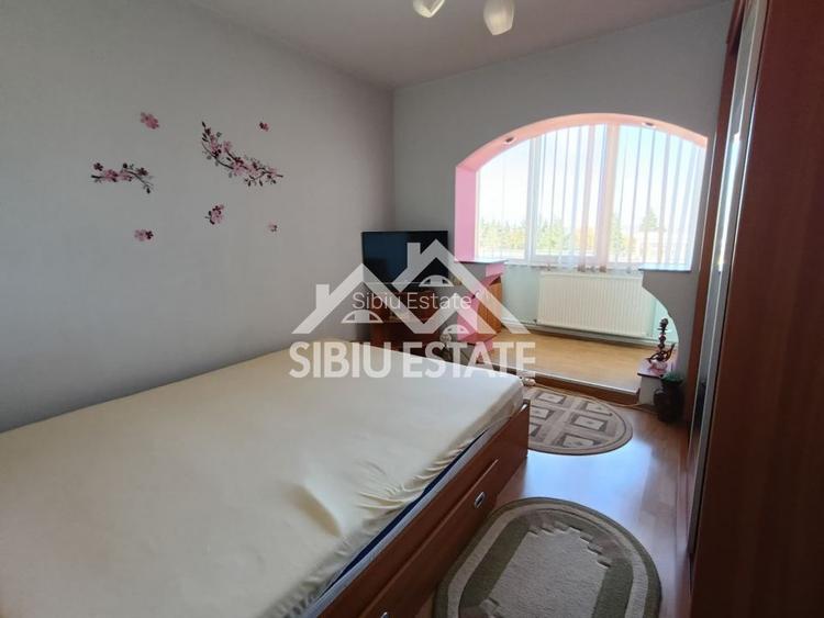 Apartament de vanzare cu 3 camere, decomandat -55 mp. balcon, pivnita - 5