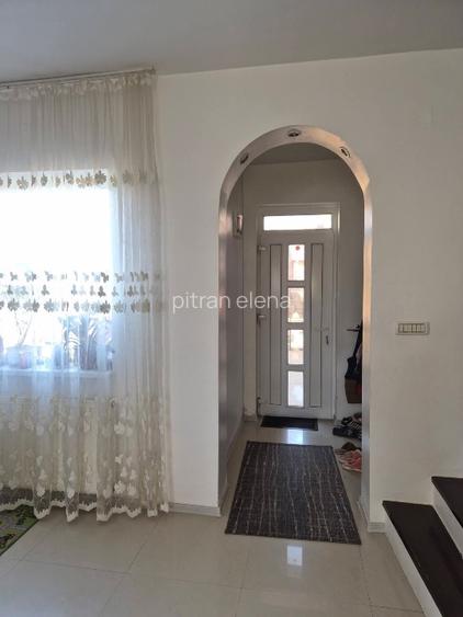 Vilă 4 camere de vânzare in orasul Techirghiol. Casa este compusă din P+1 . La p - 13