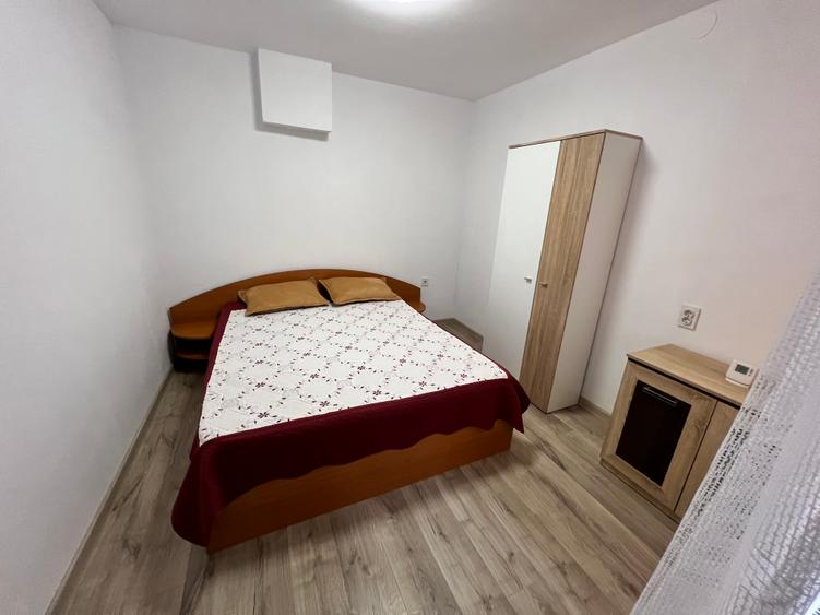 INCHIRIEZ ap.2 camere decomandat la casa,renovat, zona P ta Cluj