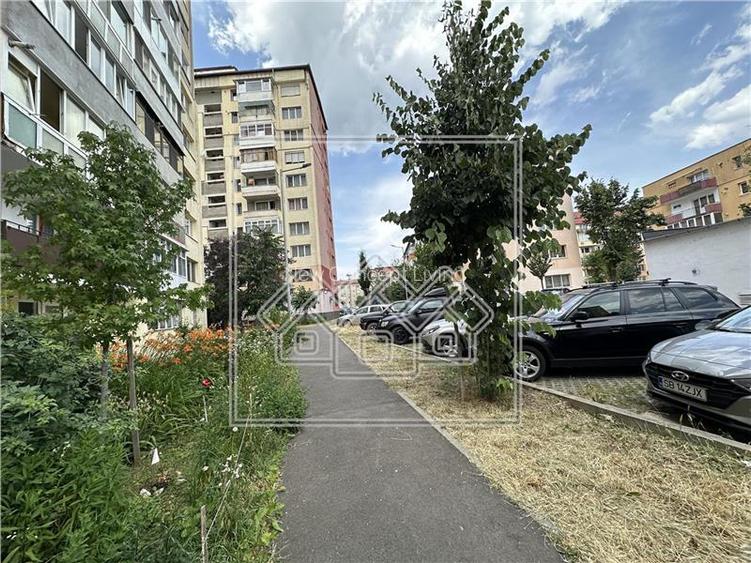 Apartament 3 camere, complet renovat situat intr-o zona buna - 16