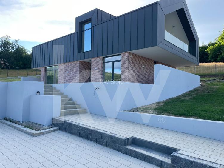 Casă arhitectură modernă cu panoramă spre Munții Făgăraș și Cetatea Cisnădioara - 60