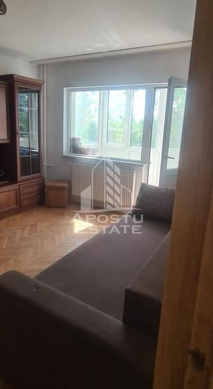 Apartament cu 3 camere, decomandat, etajul 2 , centrala proprie