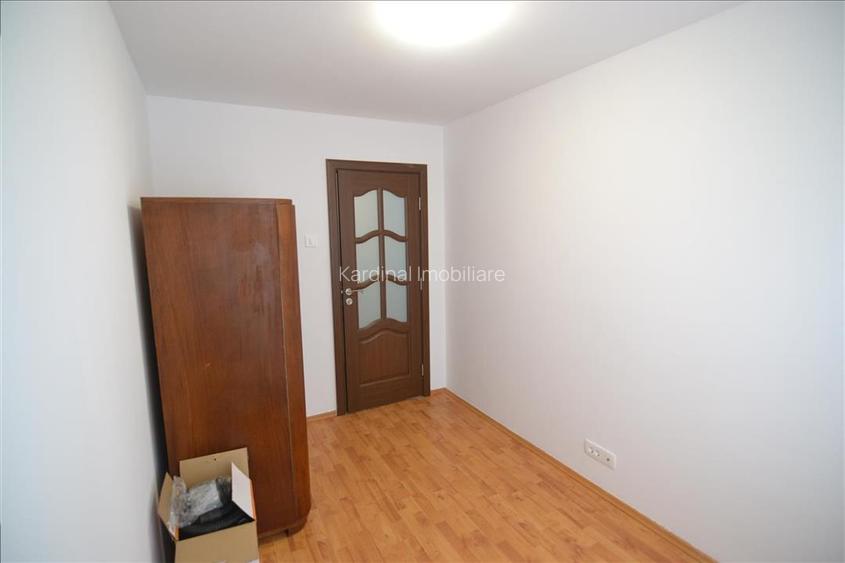 Inchiriere apartament 3 camere decomandat etajul 1 ,Florilor - 18