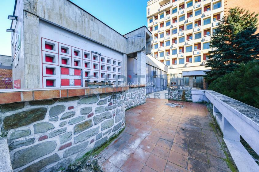 De vanzare Hotel, nefunctional, 70 camere + teren 3590 mp. - 3
