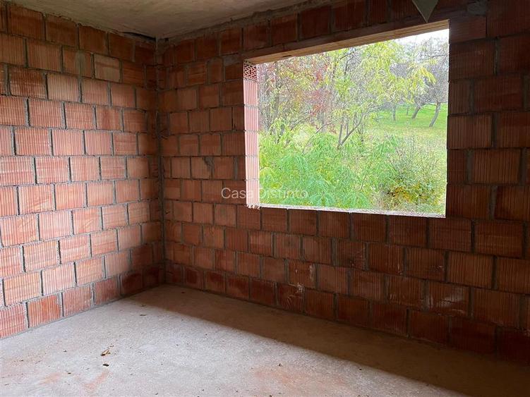 Casa la rosu cu 4 camere 2 bai Ocolis - 9