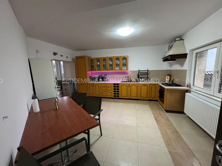 Vilă spațioasă  cu 12 camere de  închiriat situată în localitatea Eforie Nord - 4