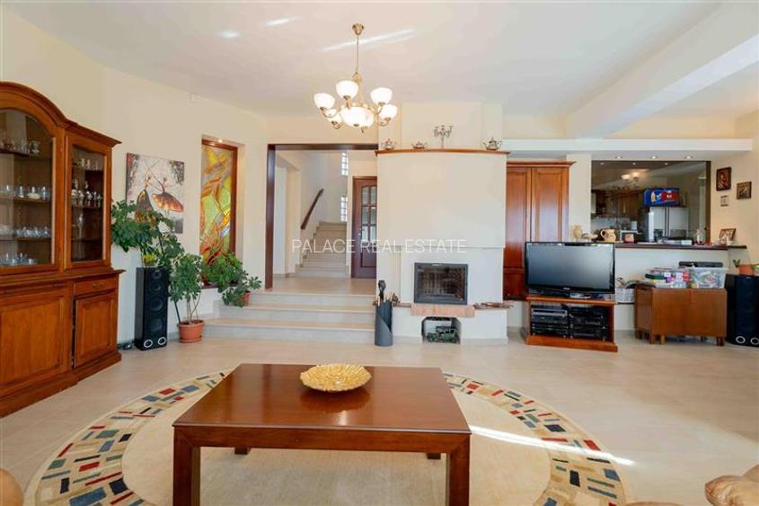 Casa de Lux in Livada cu Ciresi Eleganta, Confort si Panorama de Vis - 3