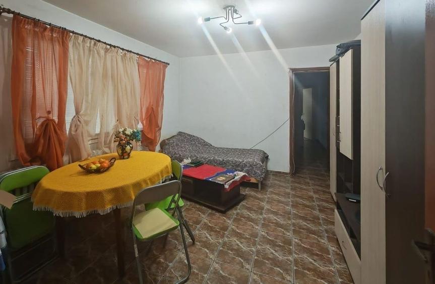 Apartament 3 camere, Brancoveanu, zona Covasna. Loc parcare.