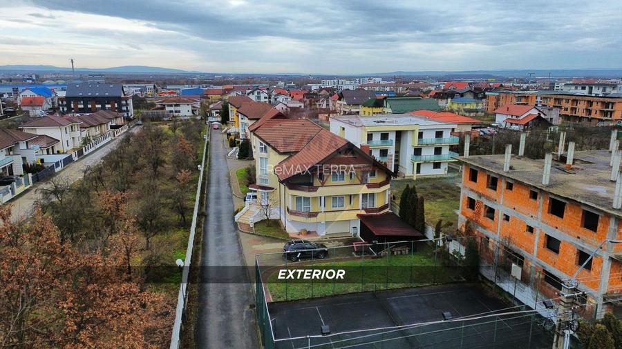 Casă / Vilă de lux cu 2 garaje, 10 camere de vânzare în BAIA MARE - 2