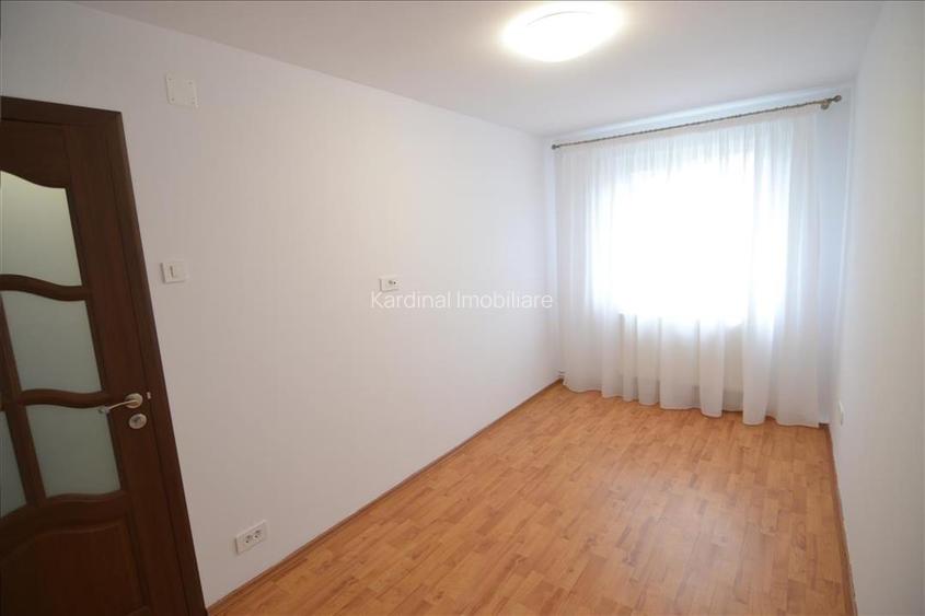 Inchiriere apartament 3 camere decomandat etajul 1 ,Florilor - 14