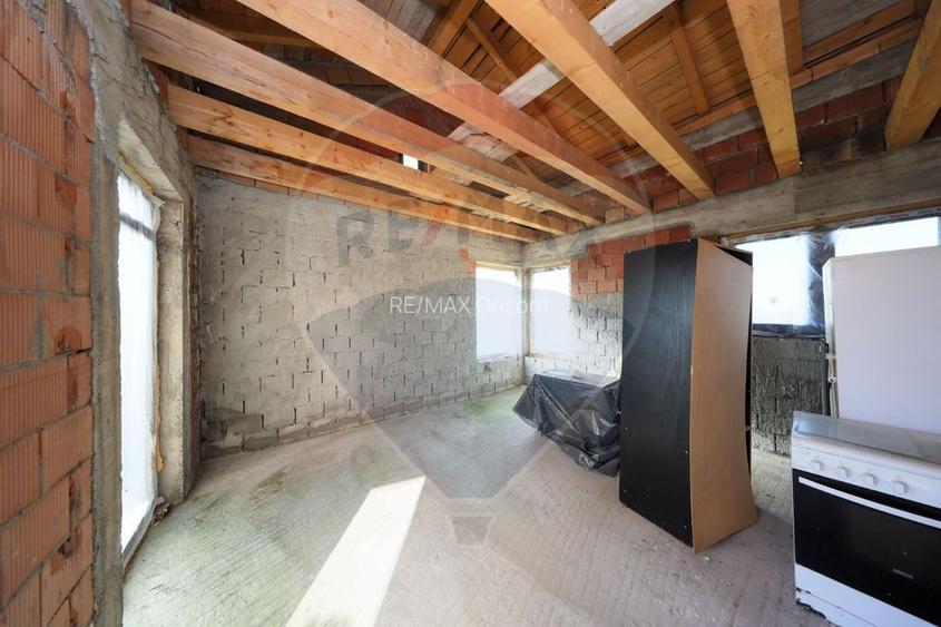 Duplex  la roșu cu 2 apartamente - 6 camere, terase generoase și curte - 8