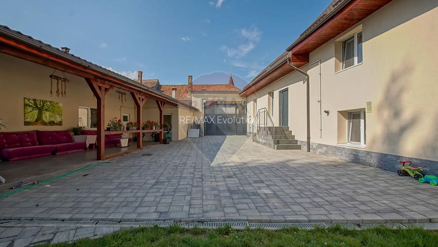 Casă / Vilă Săsească cu 6 camere de vânzare in Vulcan, Brasov - 3