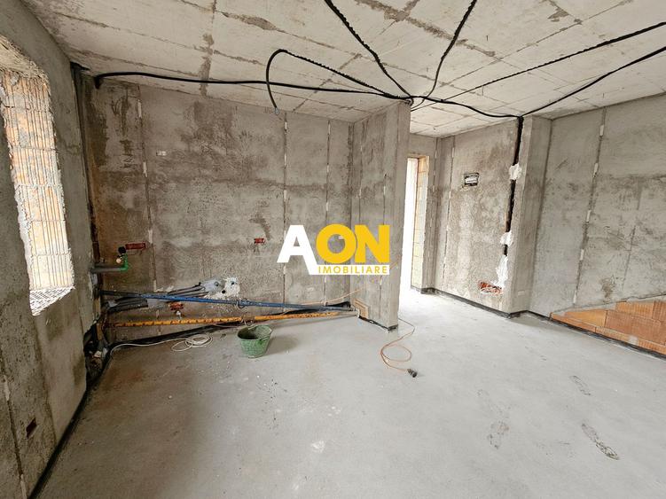 Apartament cu 3 camere, 2 bai, curte proprie, parcare si boxa 40 mp