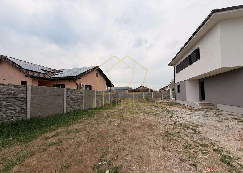 Duplex cu 5 camere, despărțit prin camera tehnica, la asfalt | Mosnita Veche