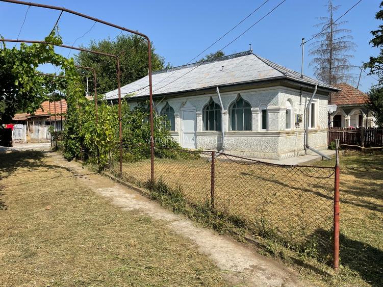 Vand casa batraneasca din caramida acoperita cu tabla mobilata si utilata  - 9