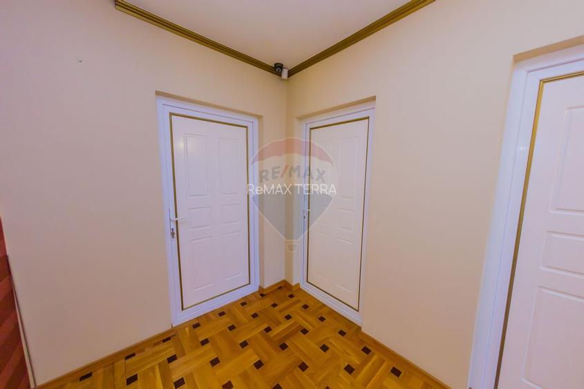 Casă cu 7 camere, 10 ari de vânzare la drumul principal cu 2 intrari - 17