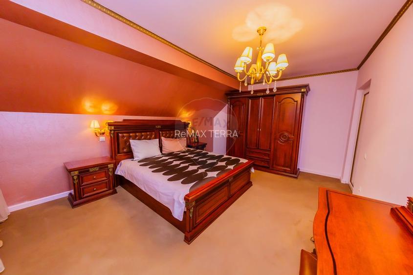 Casă cu 7 camere, 10 ari de vânzare la drumul principal cu 2 intrari - 26