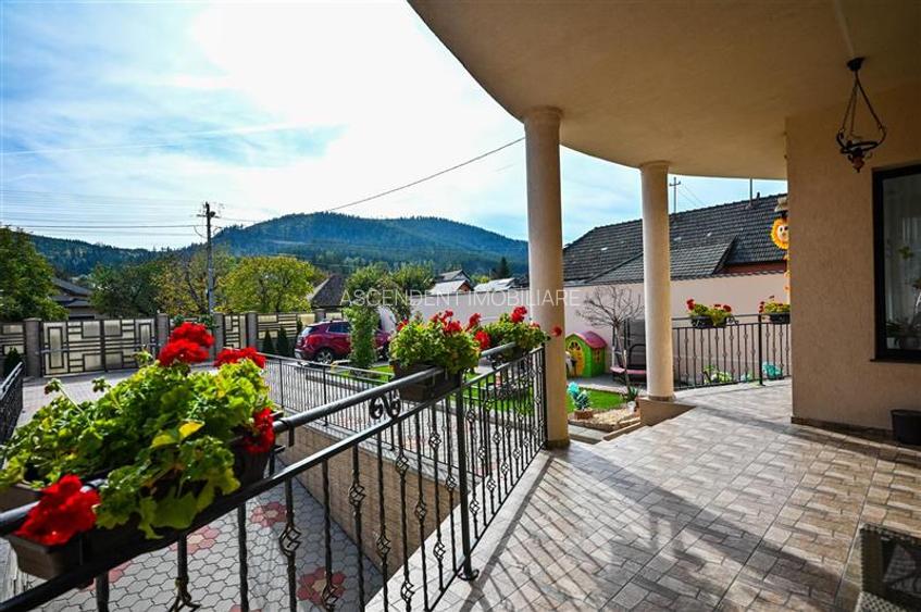 Resedinta distincta, mobilata cu rafinament, pe 1.000 mp teren, Central, Sacele, - 21
