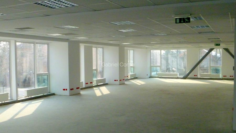 Spatiu birouri de inchiriat -  1/2 din etajul 1 + locuri de parcare - 6
