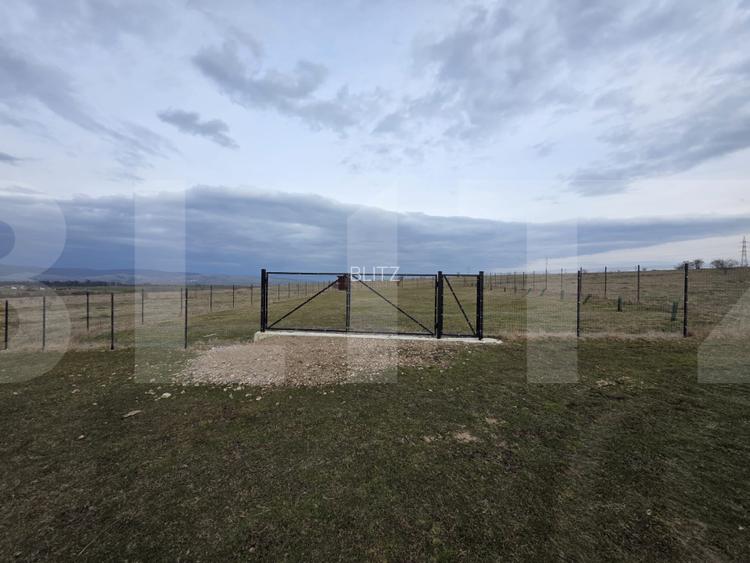 Teren intravilan imprejmuit intr-o zona panoramica - 3