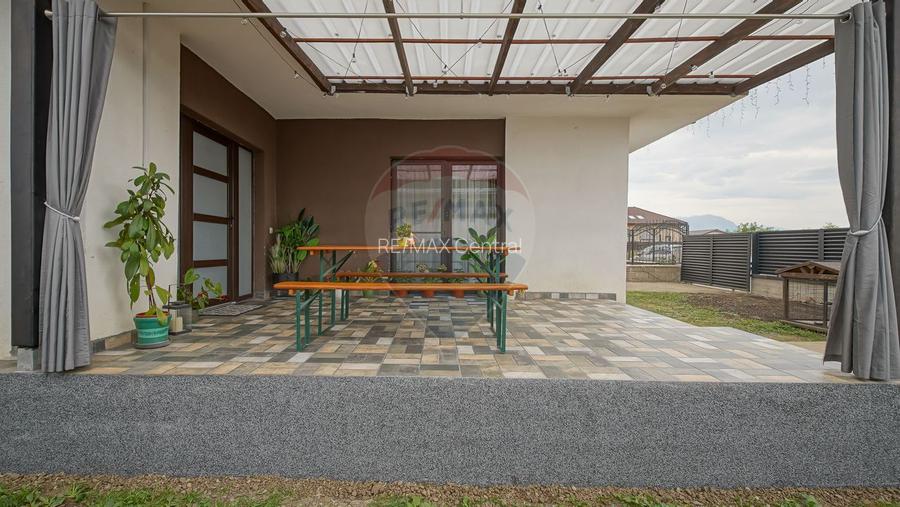 Vilă modernă, cu garaj, panouri și pompă de căldură, Cristian - 8