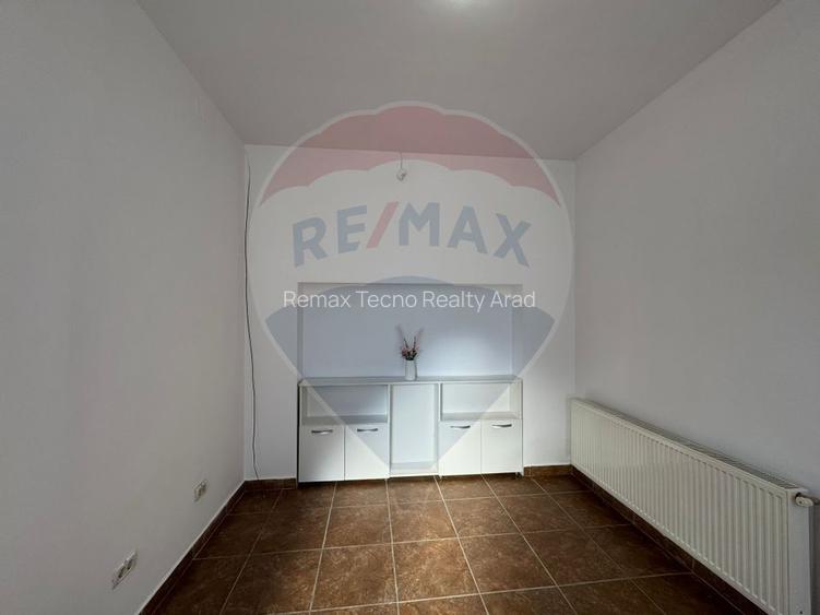 Scaun /camera de inchiriat-salon de infrumusetare (zona centrala) - 12