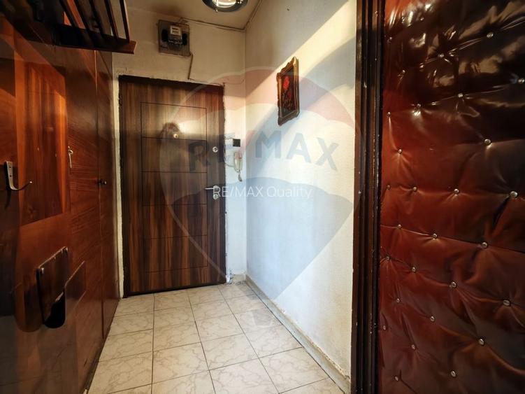 Apartament cu 2 camere  nerenovat, de vânzare în zona 1 Mai - 4
