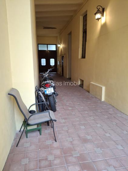 Cladire mixta cu spatii la parter si numeroase incaperi -central - 28