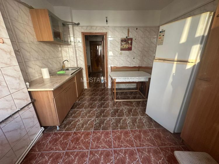 - Apartament 1 camere decomandat, zona Buzaului, etaj 3. - 5