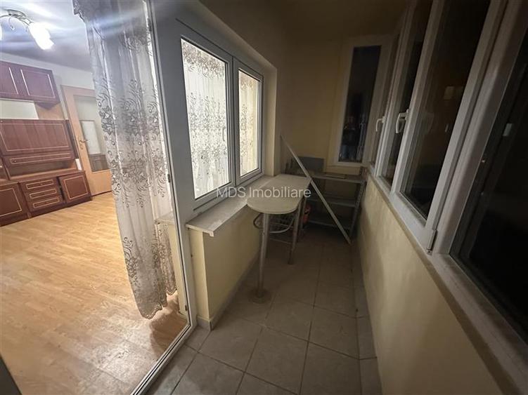 56mp, mobilat si utilat in bloc anvelopat lingă piata Doina - 9