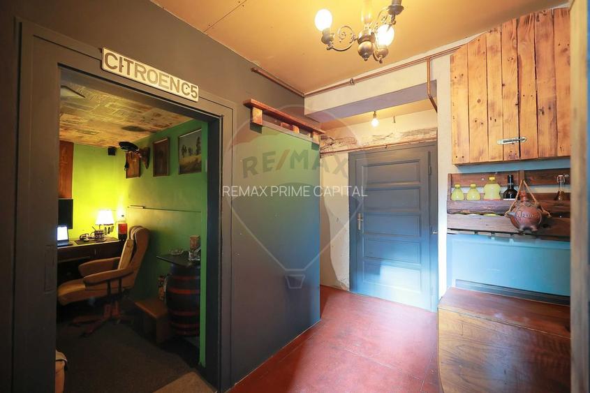 Casă Evreiască de Vânzare, Singur în Curte în zona Ultracentral - 20