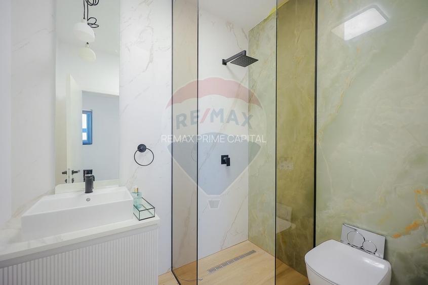 De vânzare Vilă cu 8 camere în Sânmartin, 290 mp util, teren 1100 mp - 24