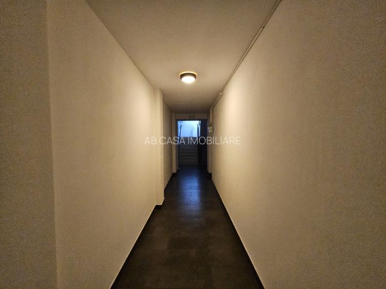 Ap. deosebit 2 cam, et. 3, semidec, cu parcare, Bogdăneștilor, colț cu Mendeleev - 14