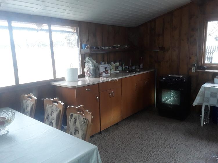 Casa situata  la poalele dealurilor subcarpatice in zona pomicola. - 12