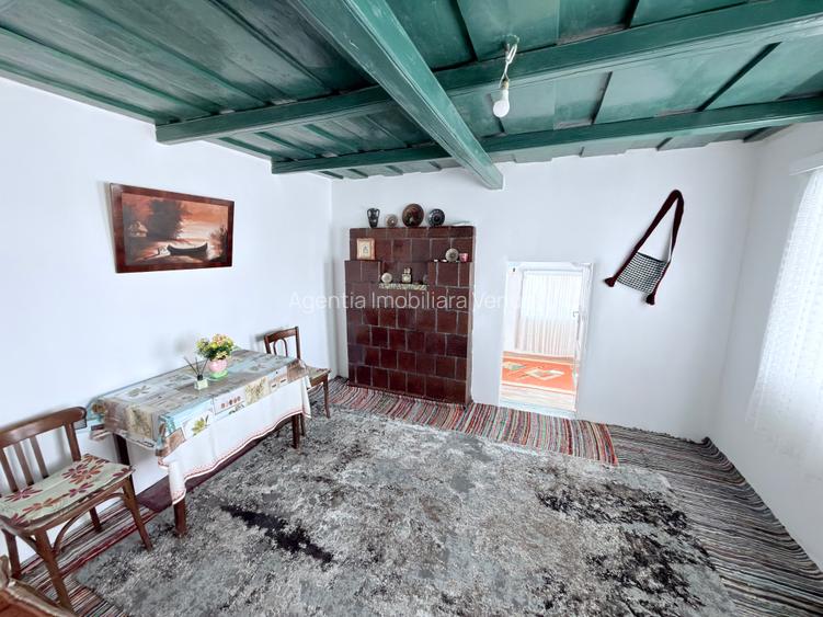 Casa batraneasca in Burlesti, comuna Unteni - 9