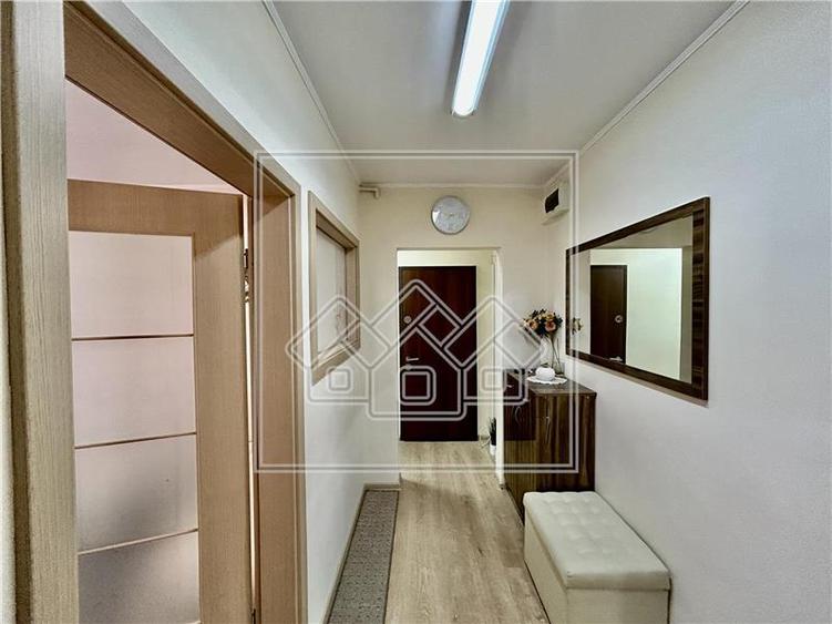 De inchiriat ap. 3 camere, decomandat, 80 mpu, etaj 1, mobilat, utilat