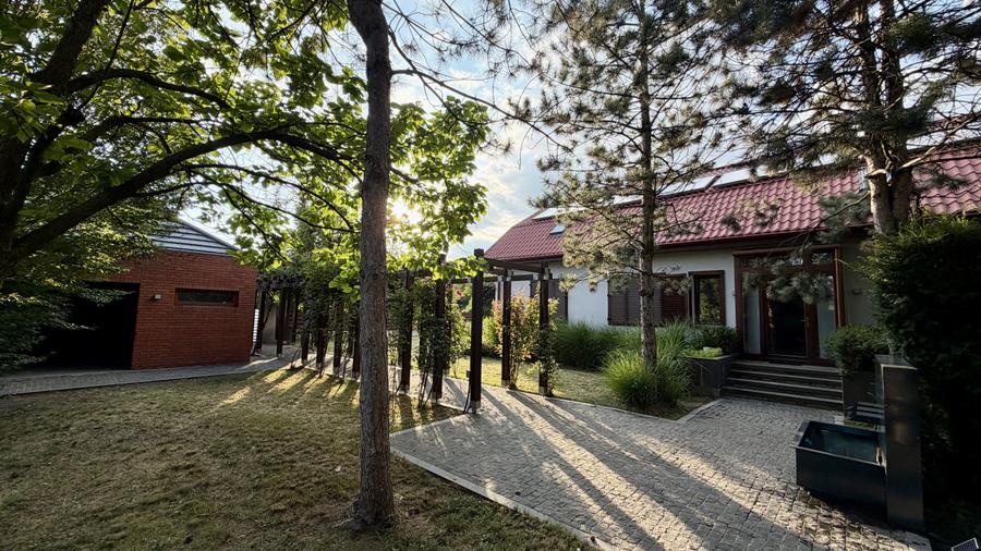 Proprietate exclusivistă cu 7.000 mp teren, piscină și multiple spații adiacente