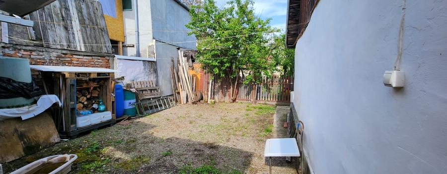 Casa demolabila, cartier Florilor, teren 464 mp, asfalt, utilitati.