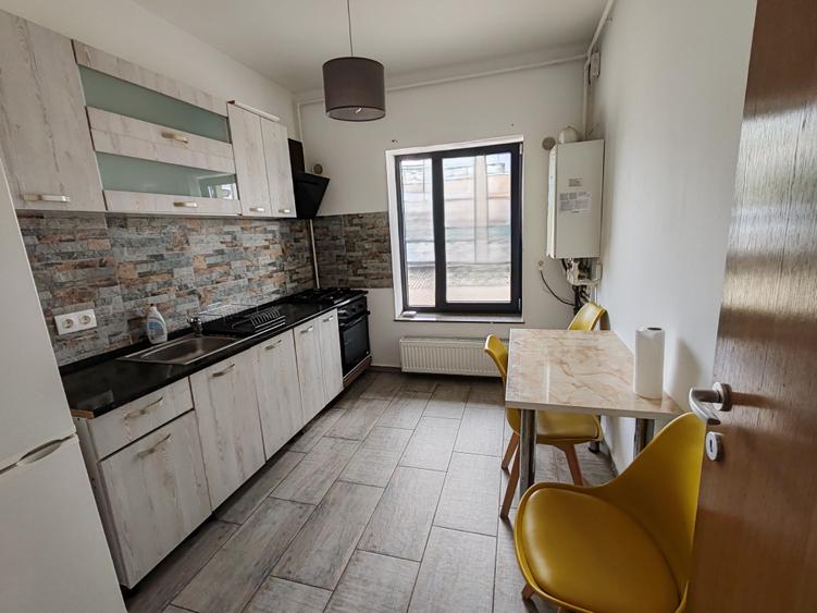 Apartament 2 camere liber la vanzare zona Coresi