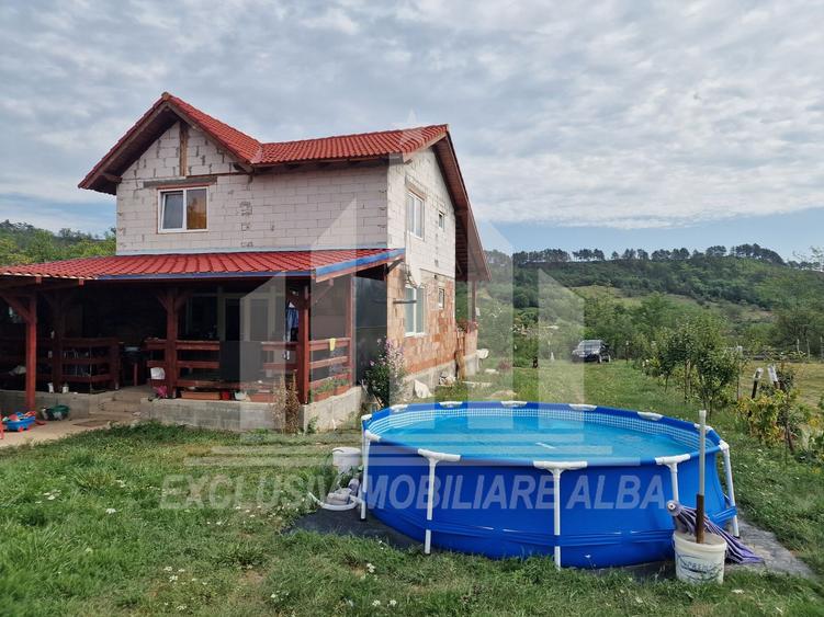 Casa individuala | Cu etaj | 110 mp | 2000 mp teren | Paclisa