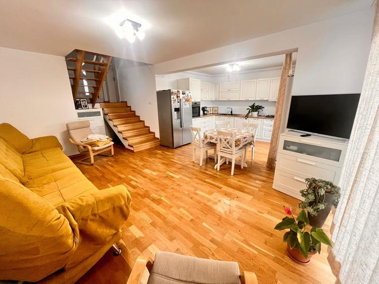Casa cu 4 camere,3 bai,3 terase,2 balcoane,1 garaj si 1 parcare,zona Apahida