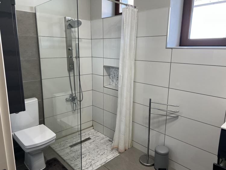 Casa singur in curte 3 camere zona stefan cel mare