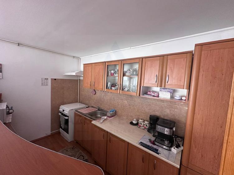 Apartament 3 camere decomandat  78 mp pivnita curte  in zona Centrala