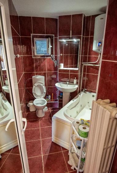 Vand apartament strada Rozelor cu 2 camere, decomandat, situat la etajul 3
