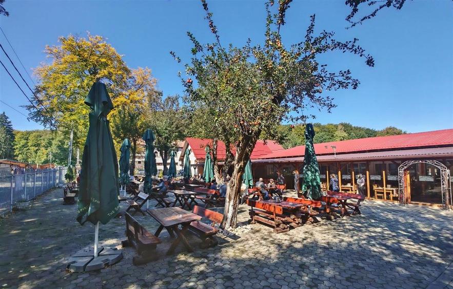 Oportunitate de business: complex turistic cu restaurant, terase si pensiune – S