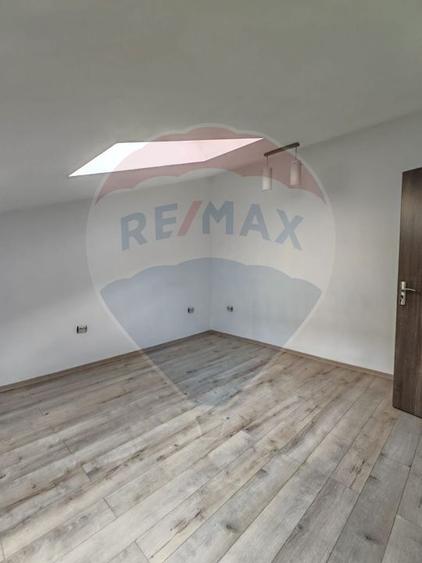 Casă / Vilă cu 4 camere de vânzare în Brasov, zona Blumana